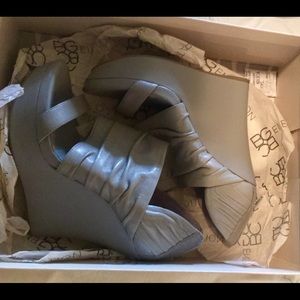 Bcbg grey platform and scarf